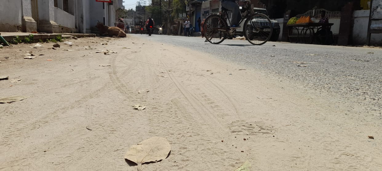 Sand falling on the roads due to overloaded tractor-trolley