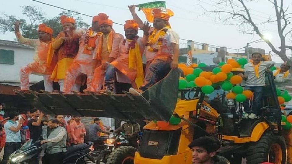 up election result BJP Workers Celebrating BJP Victory on Bulldozers in agra mathura