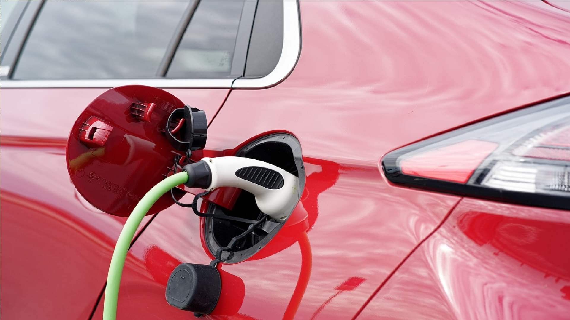 Delhi to get 100 new EV charging stations in next two months says Arvind Kejriwal News in Hindi