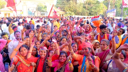 जीत के बाद गोरखपुर विश्वविद्यालय के सामने जश्न मनाते निषाद कार्यकर्ता।