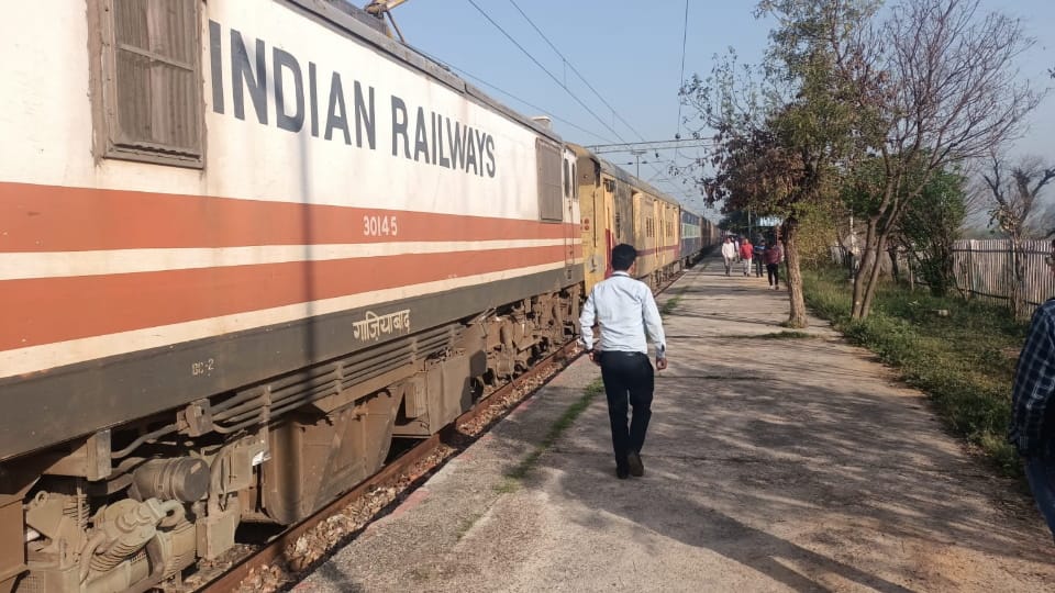 Track broken near Jaijawanti railway station, major accident averted due to intelligence of key-man