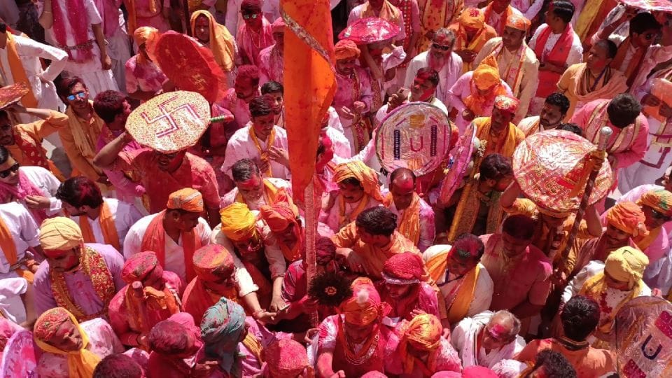 Lathmar Holi 2021 women and men played Lathmar Holi in Barsana Mathura