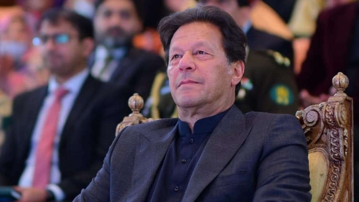 Pakistan PM Imran Khan says will take three wickets in one ball over no confidence vote news in Hindi