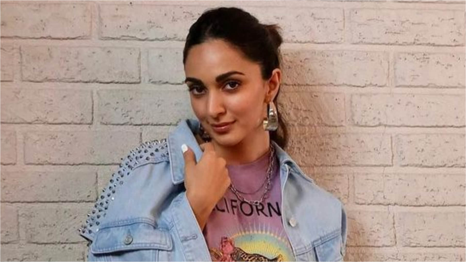 kiara advani in denim mini skirt with crop top and jacket perfect for summer fashion