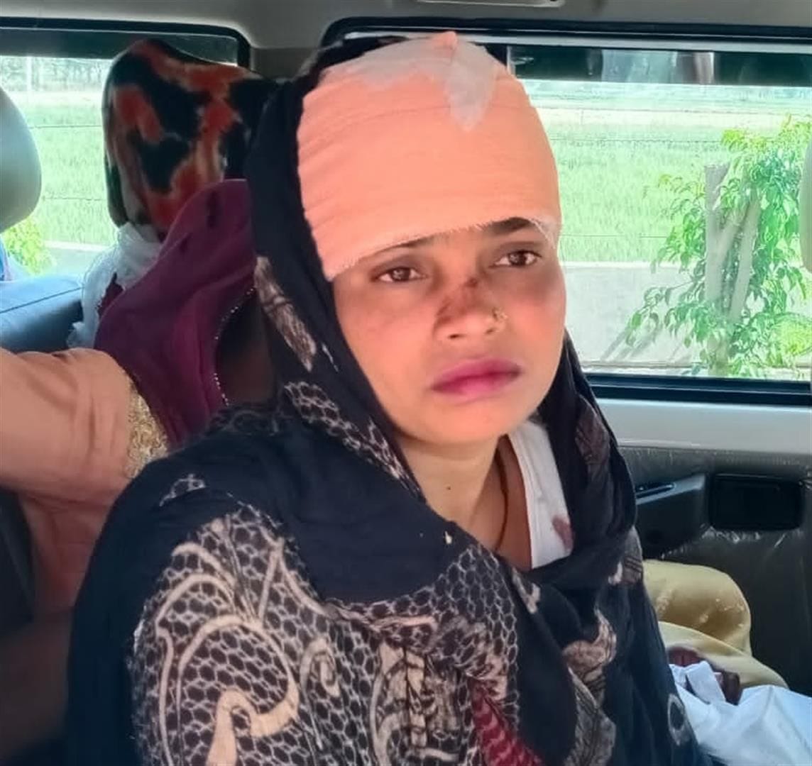 Hathras: Max car full of laborers overturned, many injured