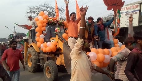 BJP workers took out victory procession on bulldozers