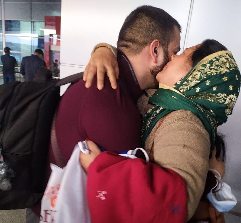 On reaching Delhi, the mother hugged after kissing Dheeraj
