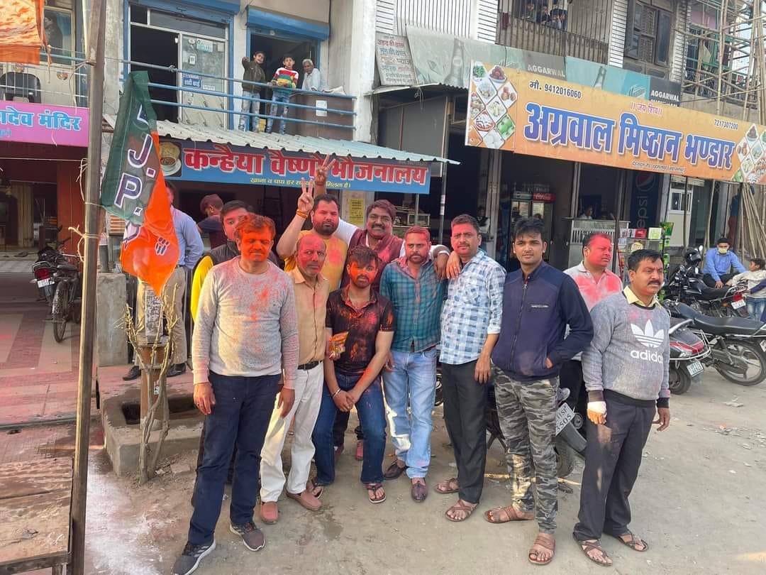 BJPmen danced on the beat of rang gulal uda dhol and celebrated the joy of victory.