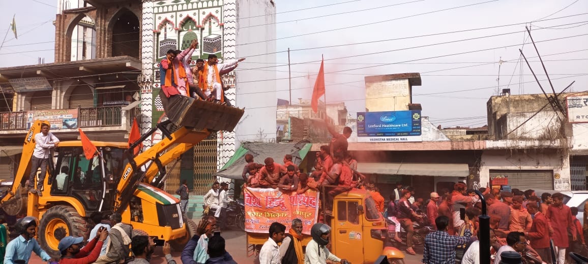 On the victory of the BJP in Milak, the workers blew up by riding on the JCB.