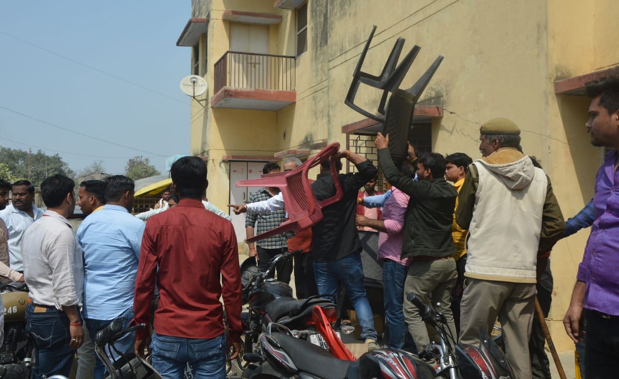 Clashes between accountants and workers over lunch packets