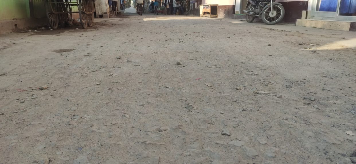 The city's road is dilapidated, traffic becomes difficult