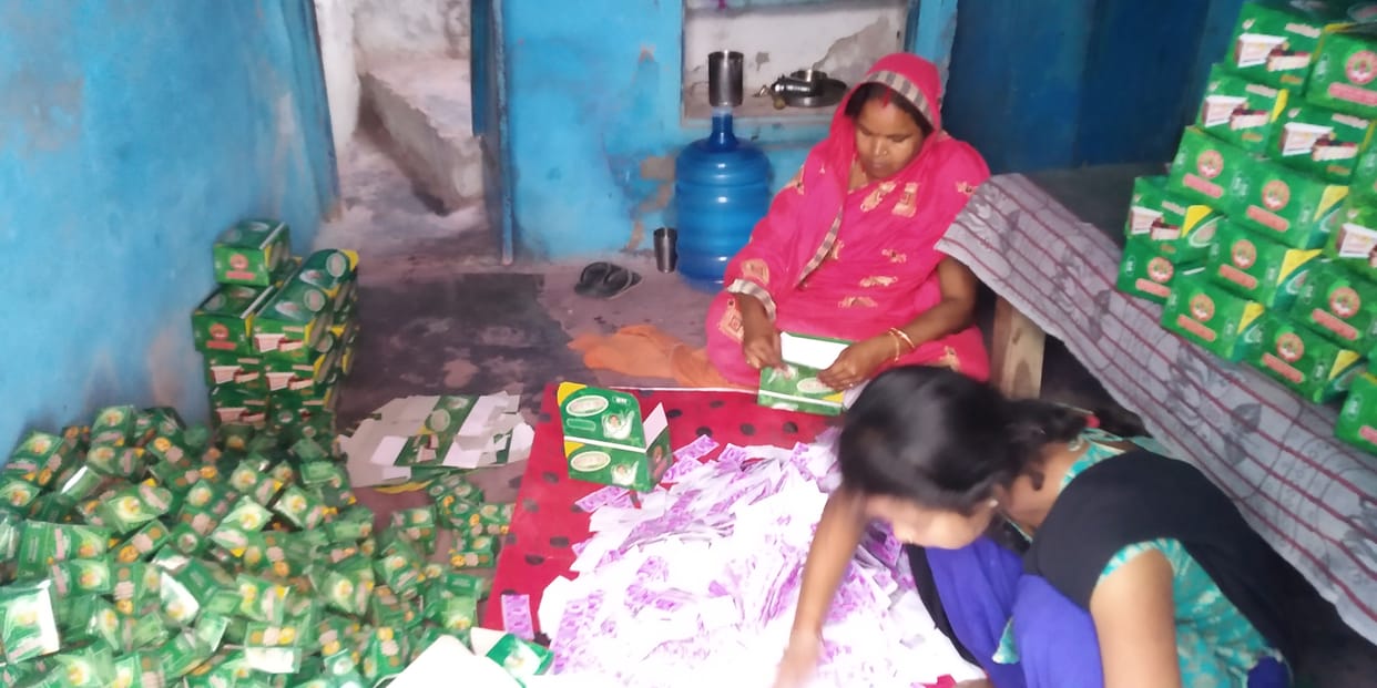 As soon as Holi comes, the memory of Saidpur's color industry starts stinging