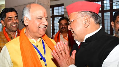 एक-दूसरे को जीत की बधाई देते भाजपा प्रत्याशी आशुतोष टंडन और सपा उम्मीदवार रविदास मेहरोत्रा।