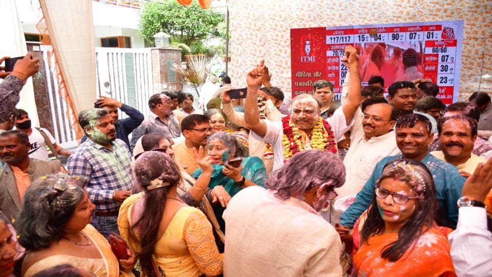 up election result BJP Workers Celebrating BJP Victory on Bulldozers in agra mathura