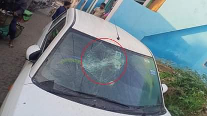 मेरठ के सलावा गांव में कार में तोड़फोड़।