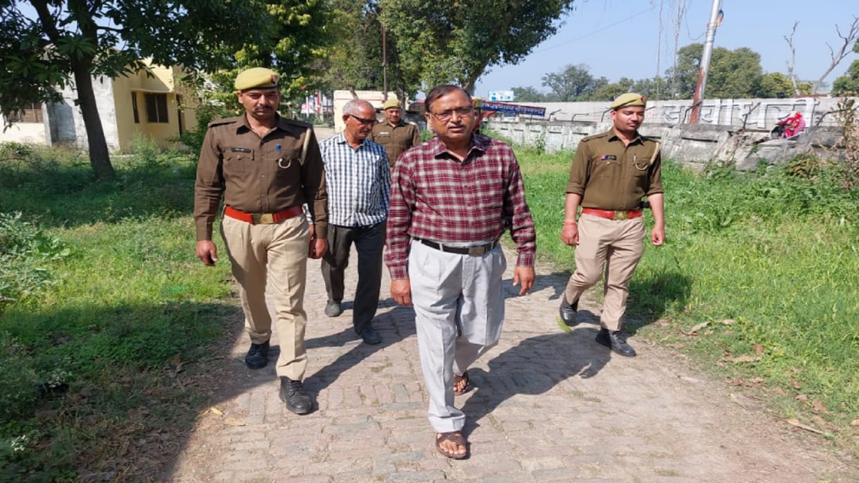 UP News: Crooks have attacked on police officer in Deoband of Saharanpur