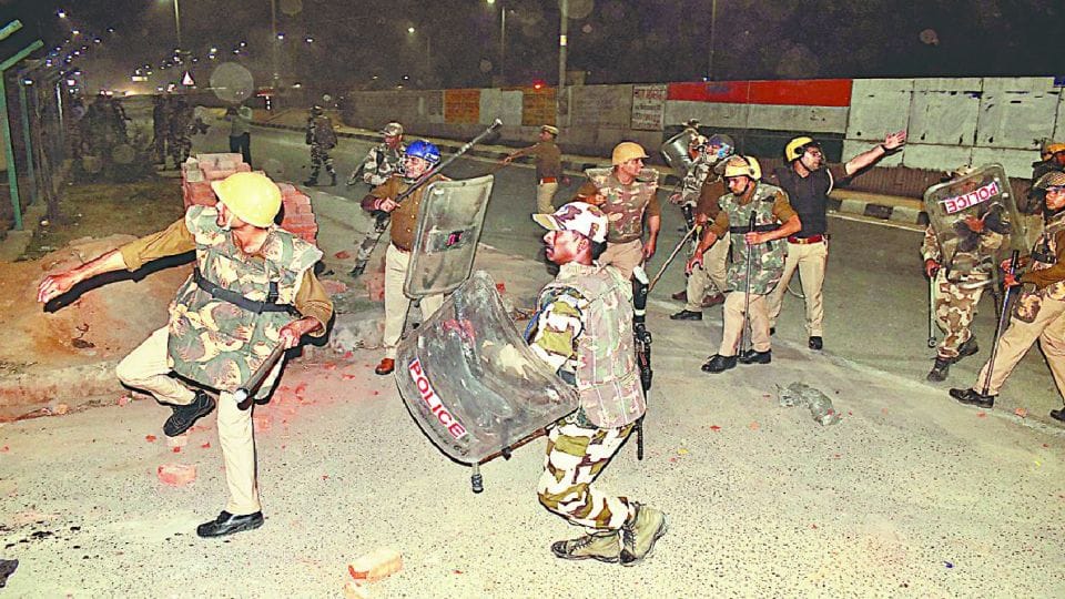 Clash after counting FIR Files against 800 people including 70 SP leaders in Firozabad