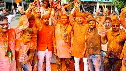 रायबरेली में जीत के बाद जश्न मनाते भाजपा कार्यकर्ता।