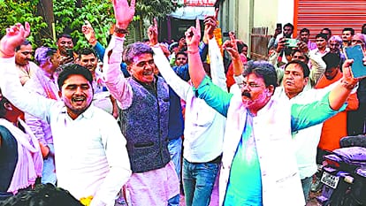 सुल्तानपुर में जीत के बाद खुशियां मनाते भाजपा समर्थक।