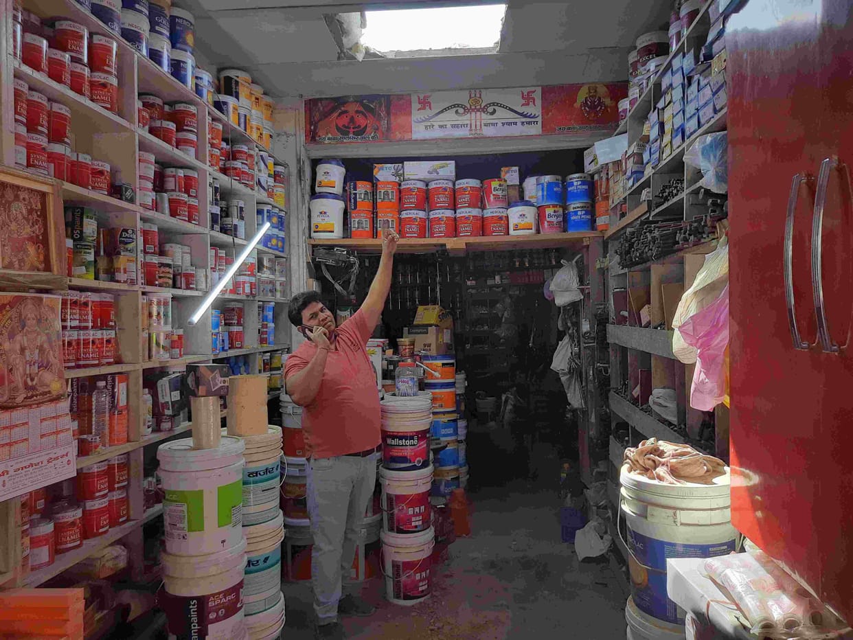 Thieves took cash and goods by uprooting the roof of seven shops near the highway