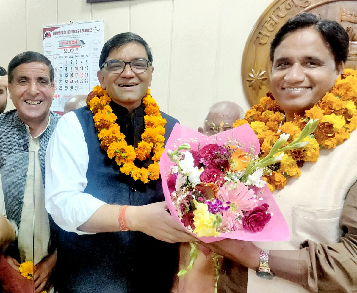 Sweets distributed in the mayor's office on the victory of BJP