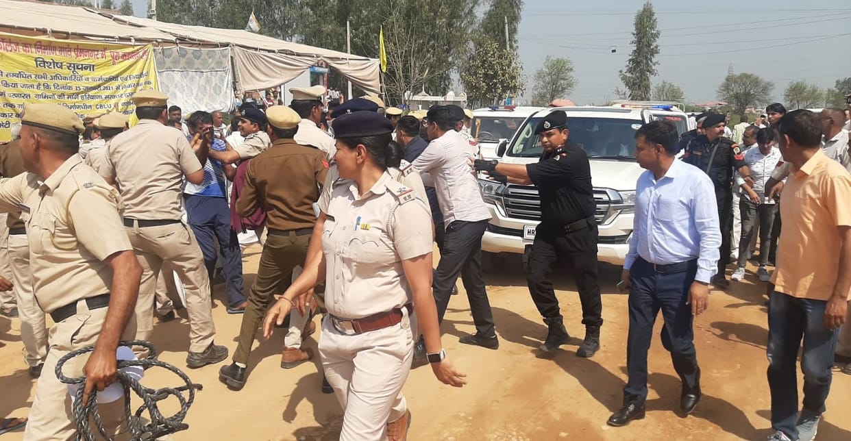 Villagers of Premnagar adamant in front of Deputy Chief Minister's car, when the police removed it, there was a scuffle