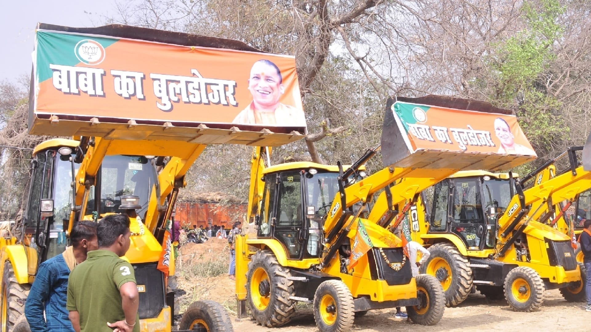 Gujarat Election: बुलडोजर पर योगी आदित्यनाथ का पोस्टर