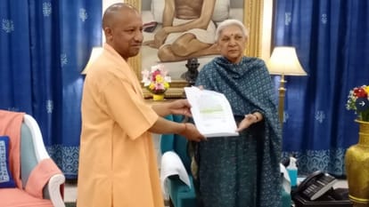 राज्यपाल आनंदी बेन पटेल को इस्तीफा देते मुख्यमंत्री योगी आदित्यनाथ।