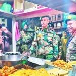 लाल चौक में मछली के ठेके के पास सैन्य कमांडर