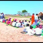 विजयपुर में इस तरह चल रहा स्कूल