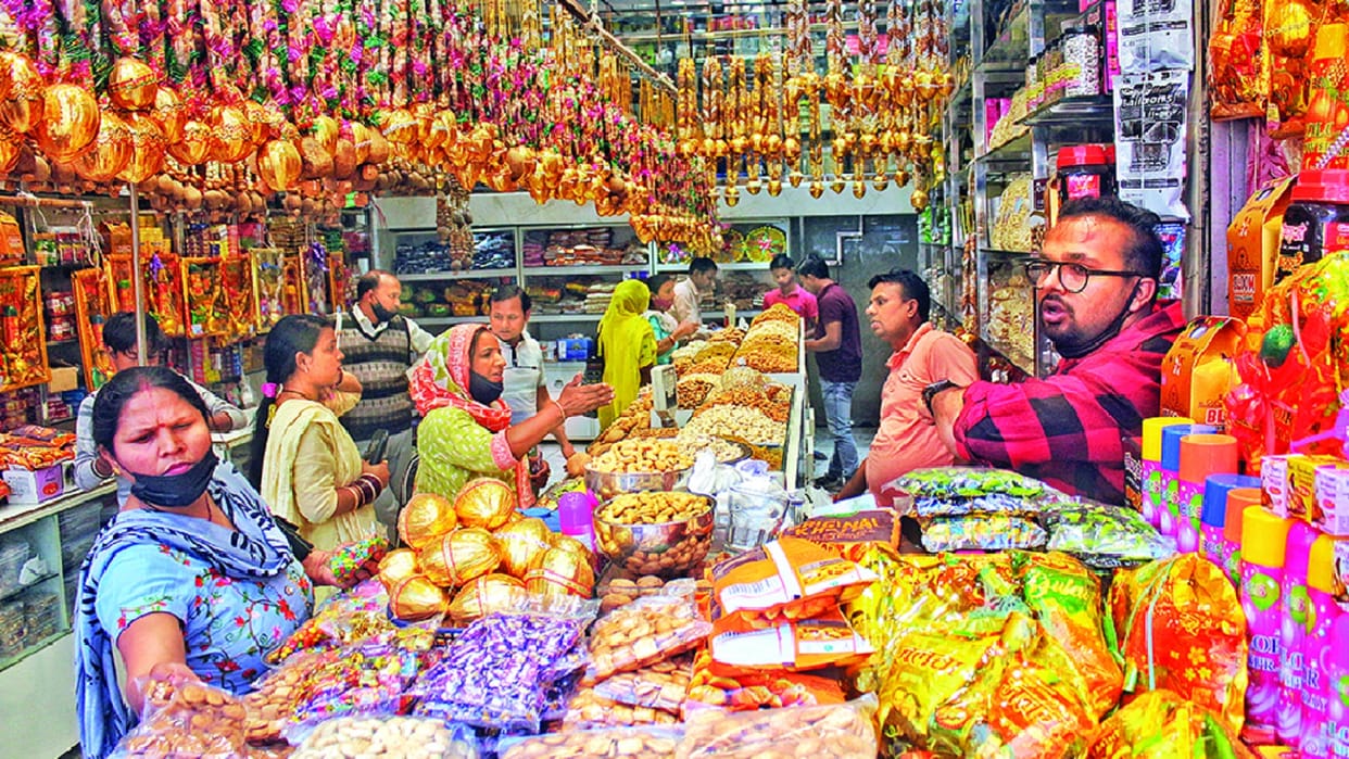 Delhi markets started decorating for Holi