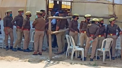 Nikay Chunav: आगरा में मतदान के बाद पुलिस की पिटाई और पथराव, वीडियो हो रहा वायरल Nikay Chunav Police beating and stone pelting after voting video going viral