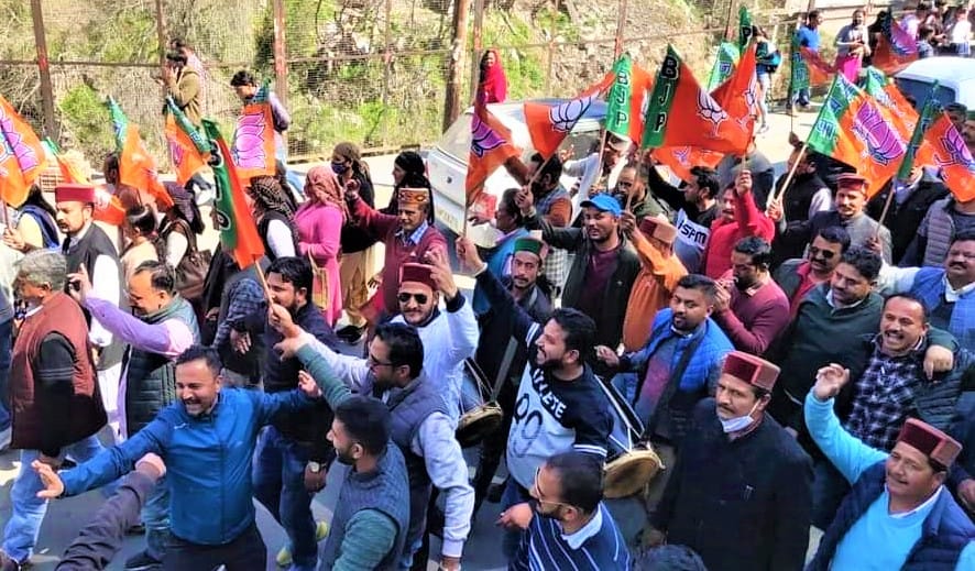 after win election in four state bjp workers distribute sweets in rohru and play natti