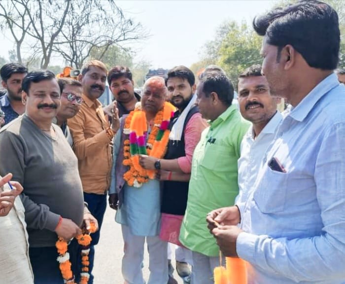 Chetram expressed his gratitude by taking out road shows in Puwayan, Khutar, Banda