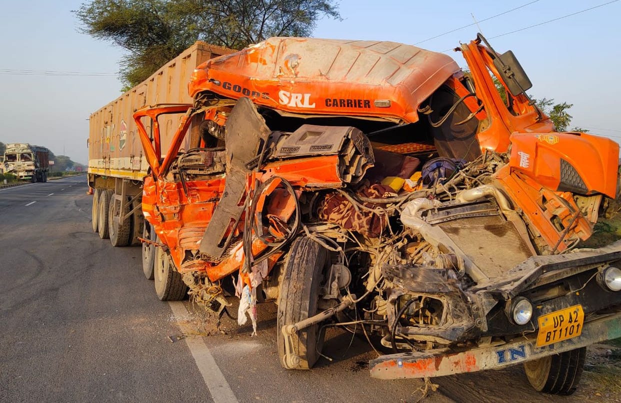 Kanpur Dehat : Trala collided with truck on Jhansi-Kanpur highway, driver dies