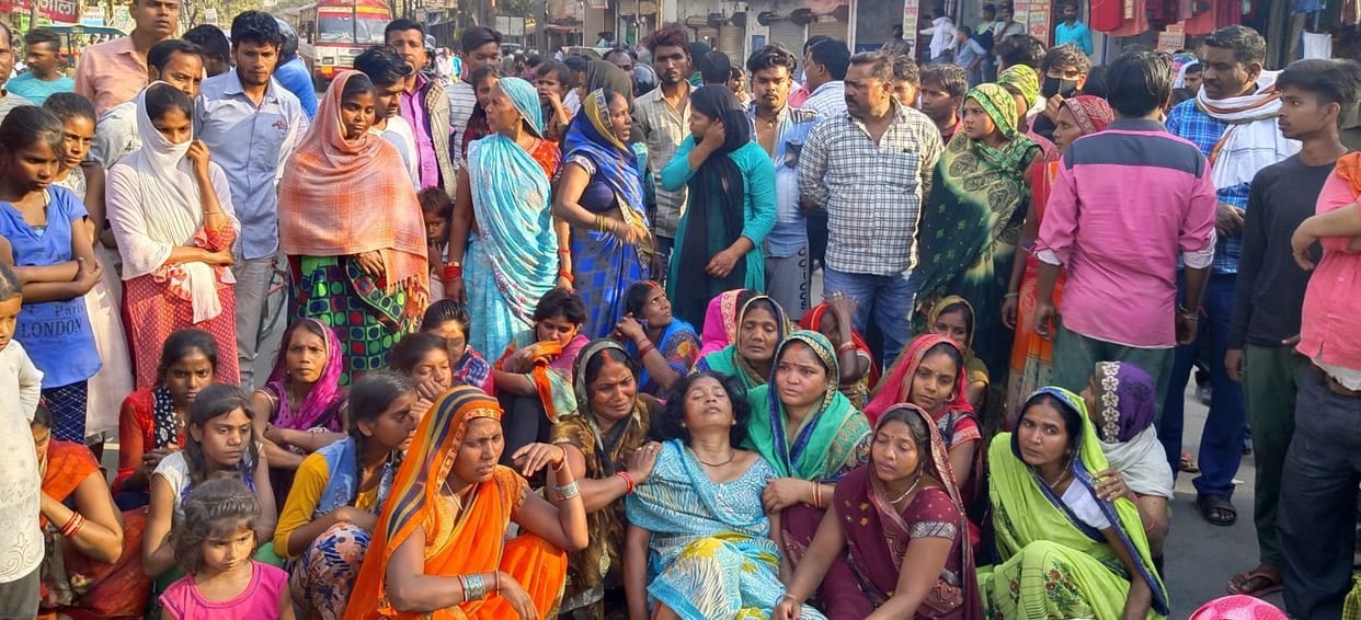 Ayodhya road jammed by keeping dead body, vehicles stuck in jam for hours