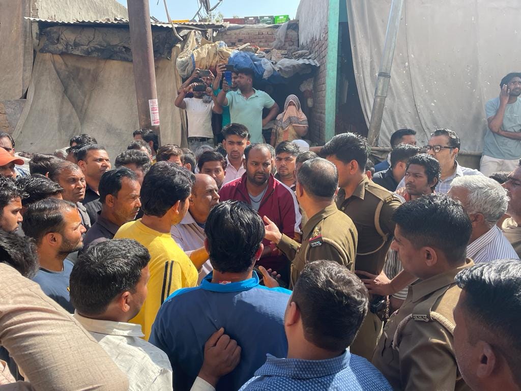 Market closed in protest against beating of vegetable vendors and shopkeepers