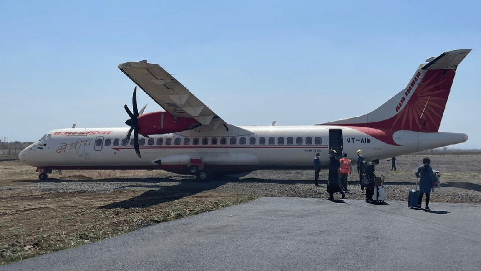 Jabalpur News: Air India plane carrying 54 passengers from Delhi slipped on the runway after landing