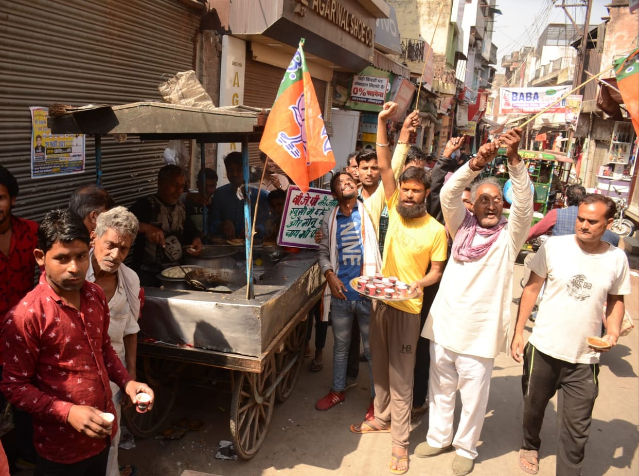 Chole Bhature and tea were distributed free of cost to the supporters after the formation of full majority government in the state.