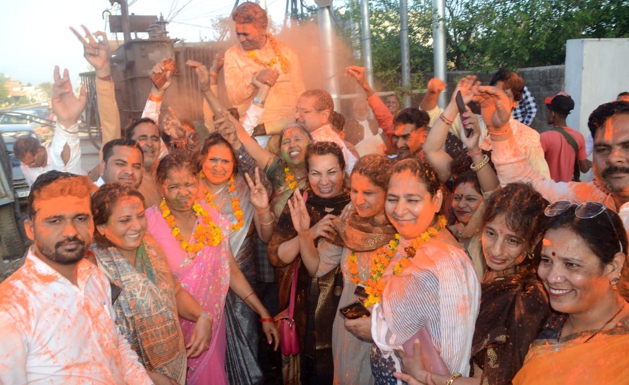Workers celebrated the victory of BJP, blown a lot of gulal