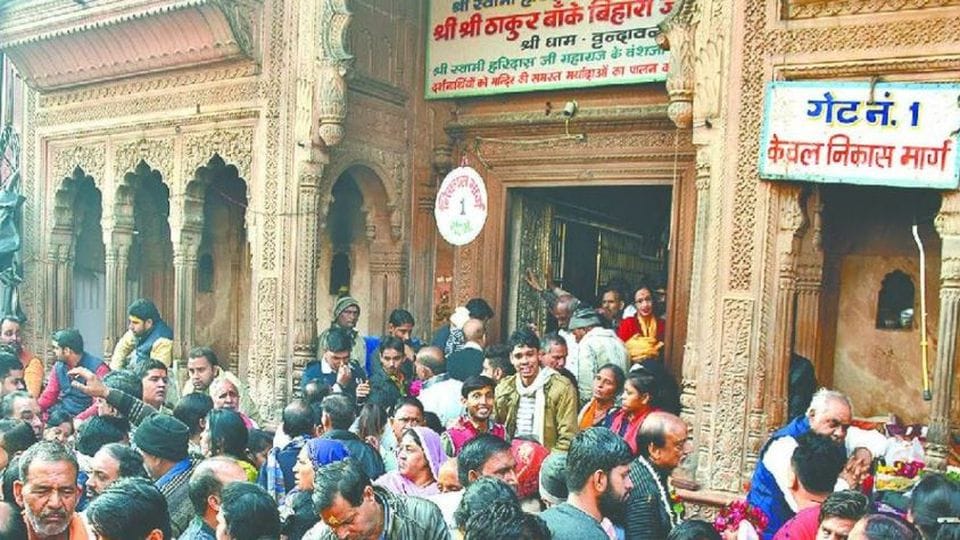 Holi 2022 in Banke Bihari Mandir In Vrindavan mathura On Rangbharni Ekadashi 