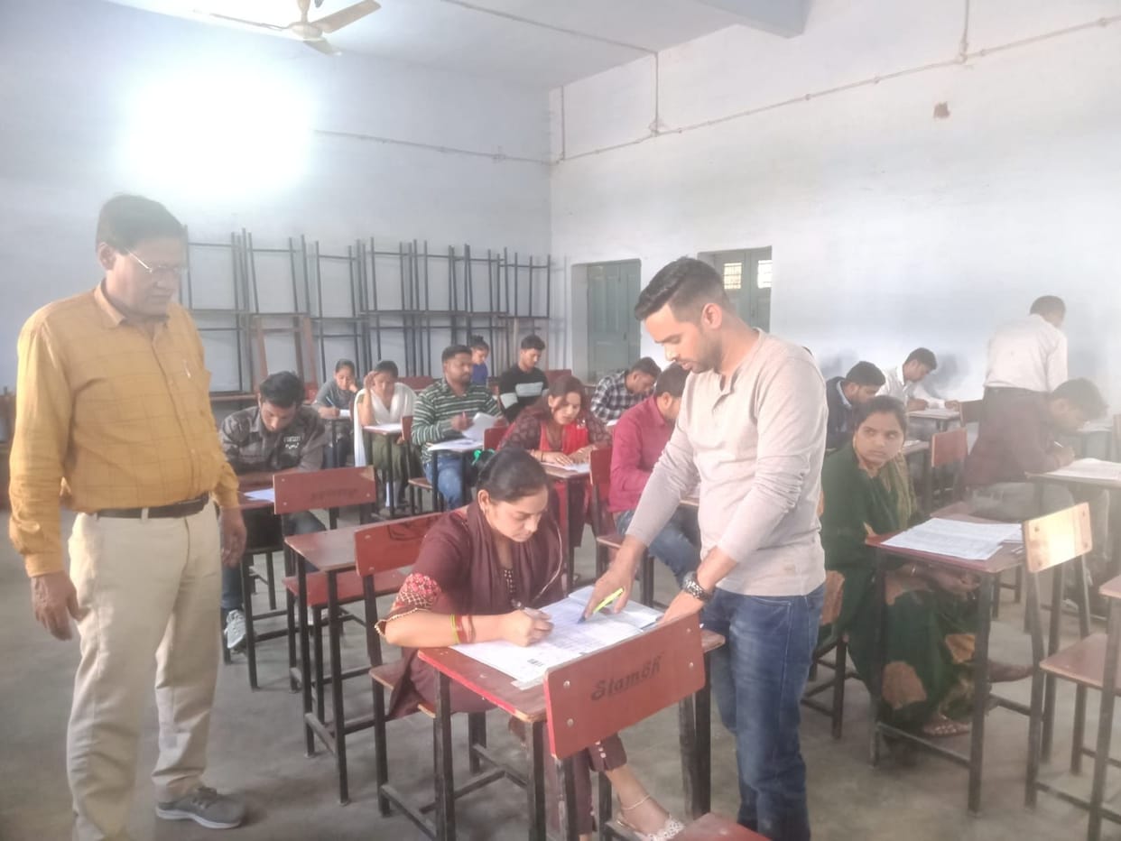 Hathras: 31 students gave re-examination of B.Ed
