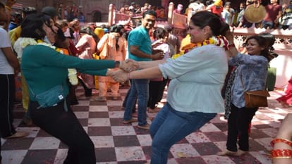 Mathura holi 2022 women and men played lathmar holi in naujheel