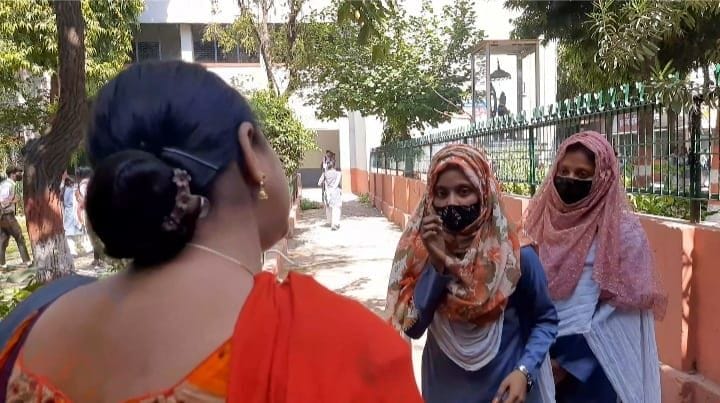 Aligarh: Girls who came wearing hijab were thrown out of college