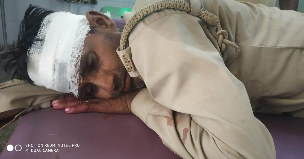 auraiya news,Four injured including mother and son in road accidents