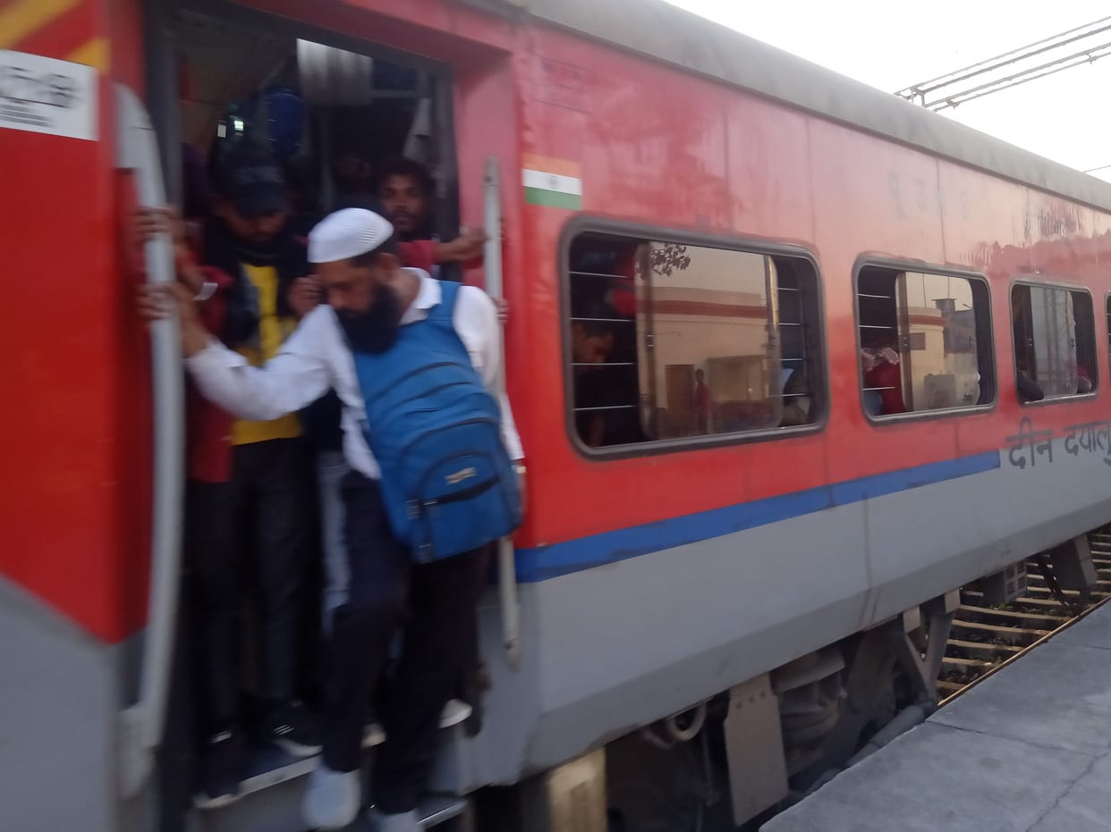 Trains are packed on Holi, seats are not available