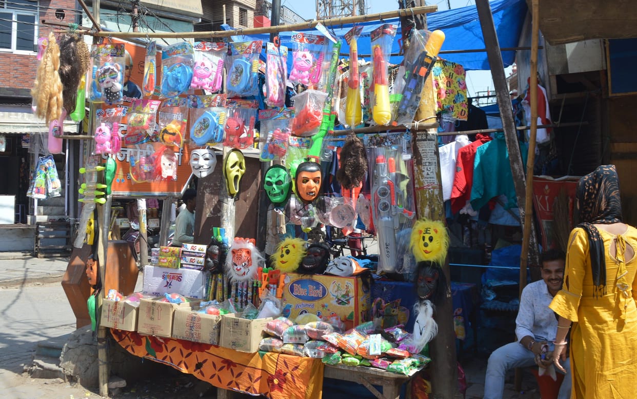 Hathras: Inflation will disturb the colors of Holi