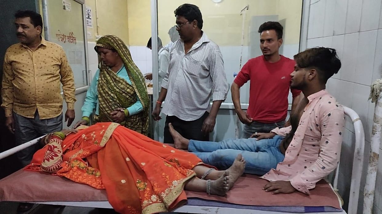 Hathras: Tempo rammed into the truck from behind, six people injured
