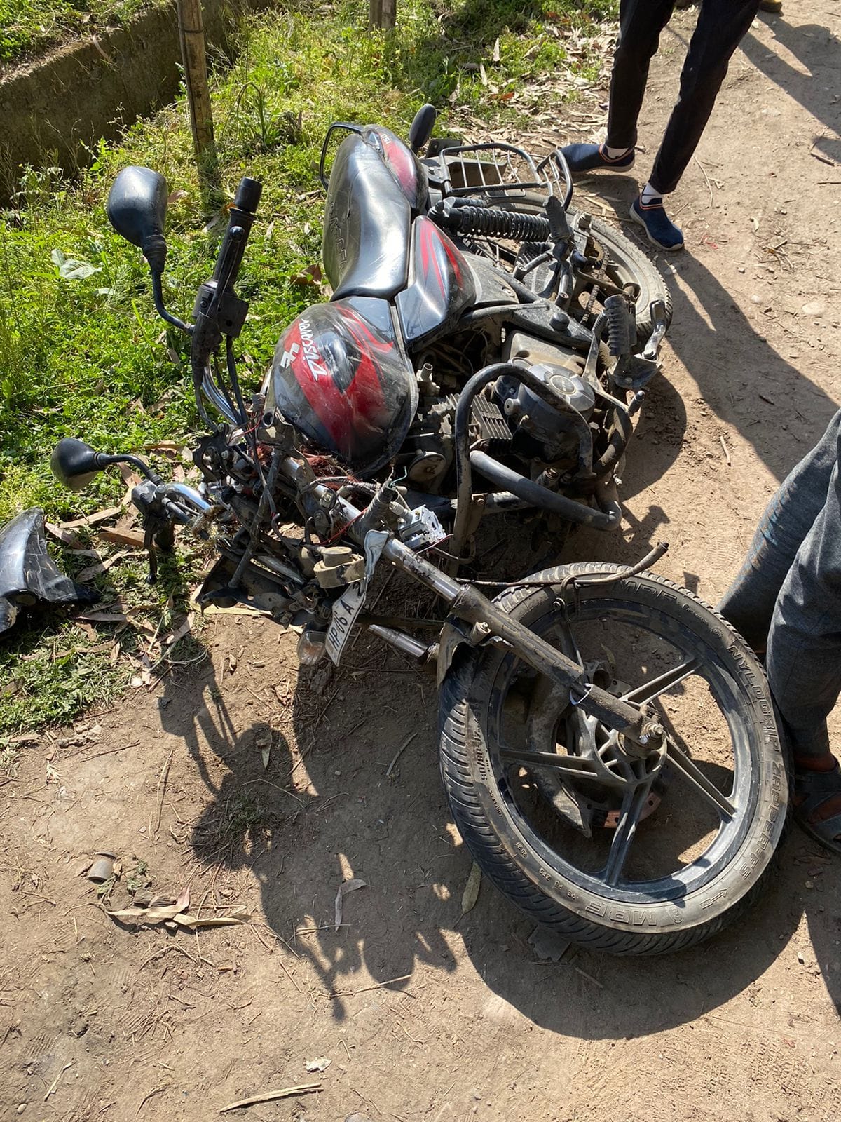 Youth dies due to collision of two bikes, Four injured including two girl students