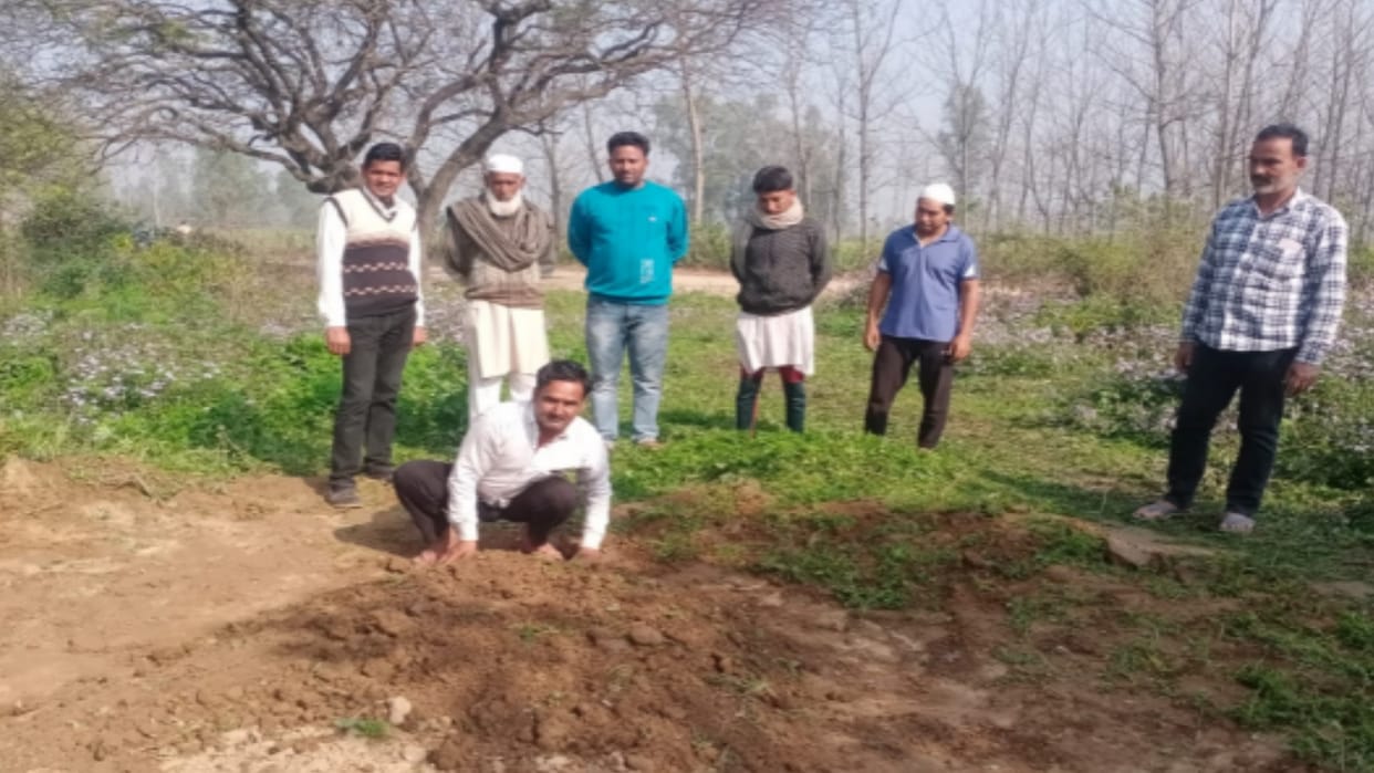 Muzaffarnagar:graves uprooted from the cemetery, chance of tantric action